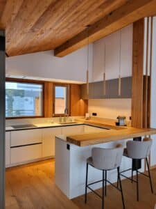 Cuisine et salon haut de gamme en bois massif dans un chalet contemporain à Chamonix, signé Atelier Matières